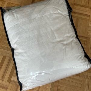 Twin size bed bath & beyond down comforter white in very good condition